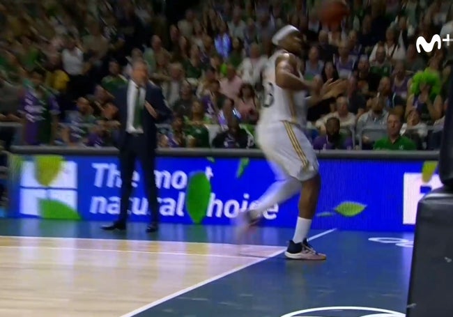 Yabusele, salvó el balón en un ataque del Unicaja estando claramente fuera de la pista.