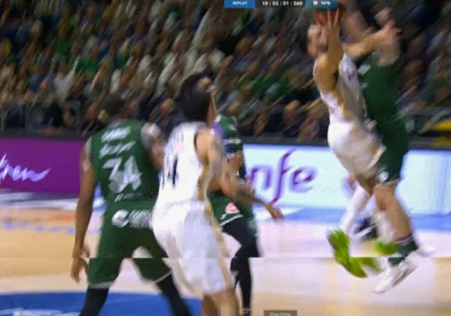 El brazo de Campazzo impacta en el rostro de Kalinoski.