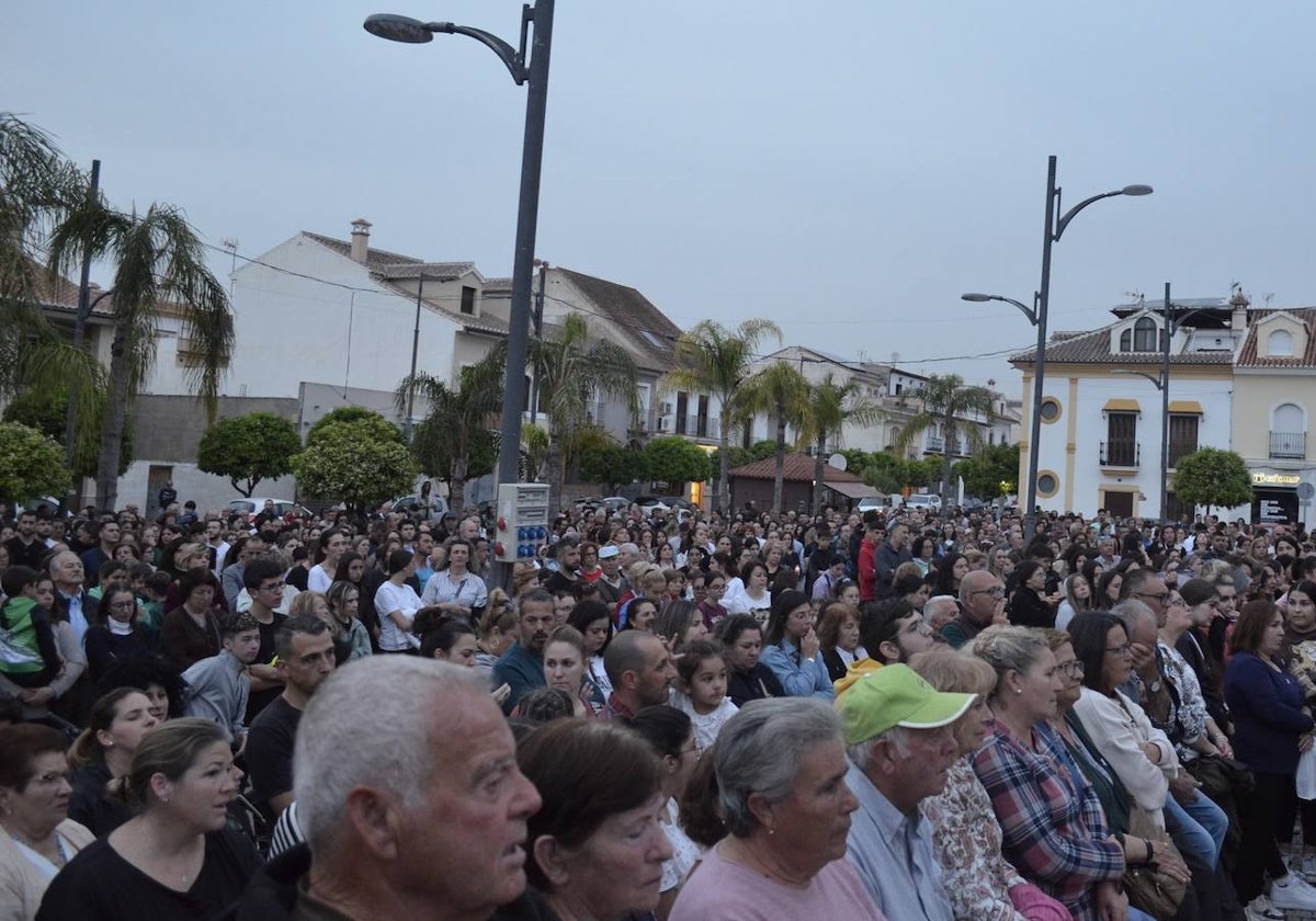 Más de mil vecinos se concentran en la plaza del Ayuntamiento de Pizarra para despedir a Gracia, la mujer asesinada por su expareja el pasado domingo.