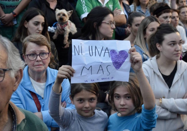 Dos niñas sujetan un cartel donde se puede leer 'Ni una más, va por ti Gracia'.