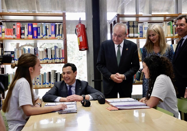 Moreno junto a las estudiantes Irene García y Marta González en la biblioteca.