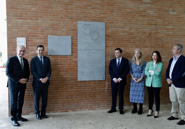 Descubrimiento de la placa conmemorativa del aniversario.