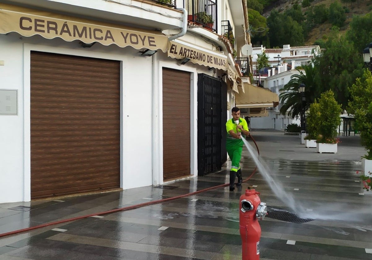 Operario de limpieza en Mijas Pueblo, en una imagen de archivo.