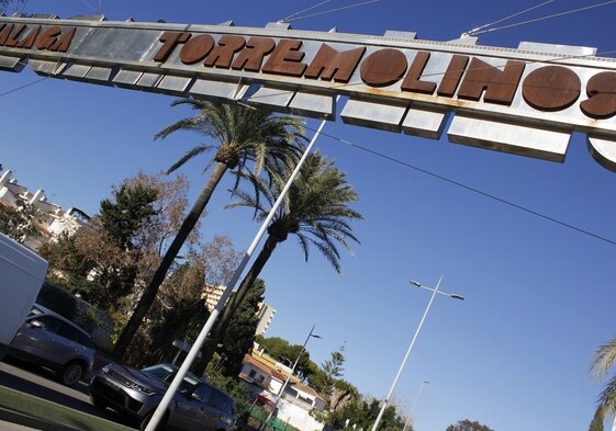 Cartel que anuncia la llegada al término municipal de Torremolinos desde la vecina Benalmádena.