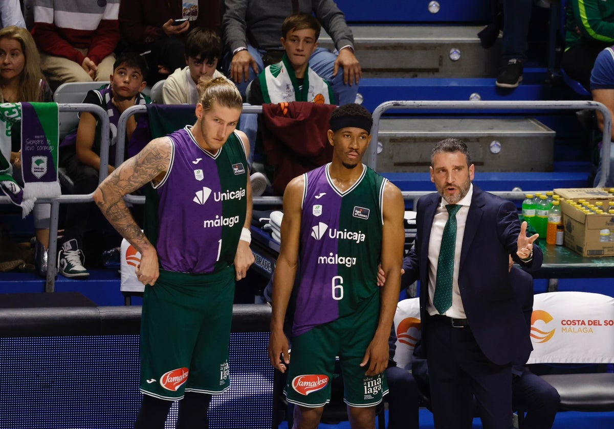 Osetkowski y Taylor atienden las explicaciones de Ibon Navarro antes de entrar a la pista.