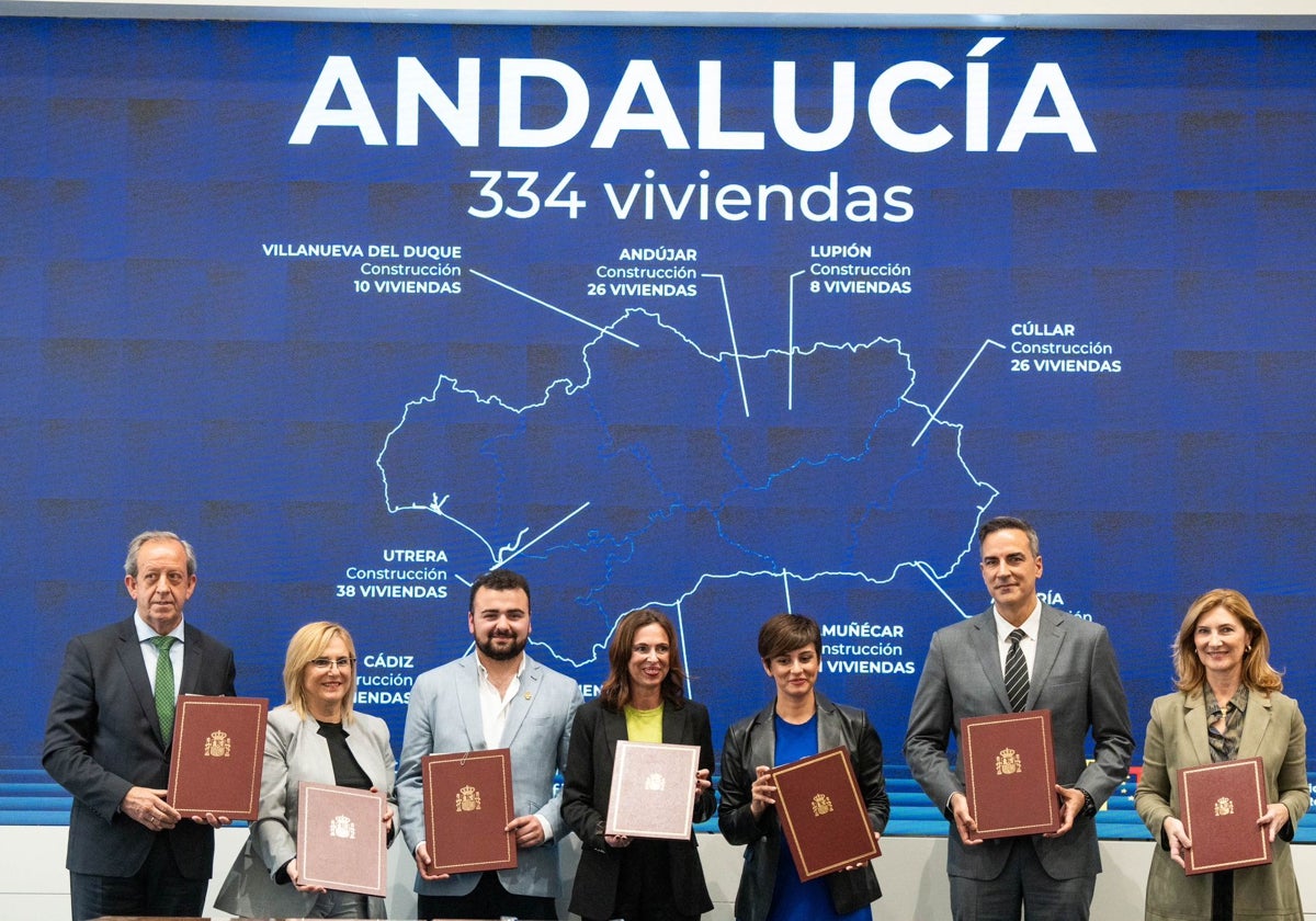 La consejera de Fomento, Rocío Díaz, en la firma de los acuerdos con la ministra para la construcción de viviendas.