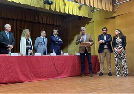 El director de Maristas, Federico Fernández, y los profesores Jesús Martín y Nuria Sotorrío, en el momento de recibir el premio en Antequera.
