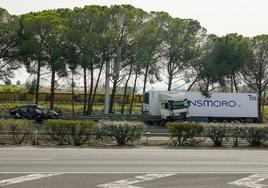 Imagen del camión que arrolló al control de la Guardia Civil.