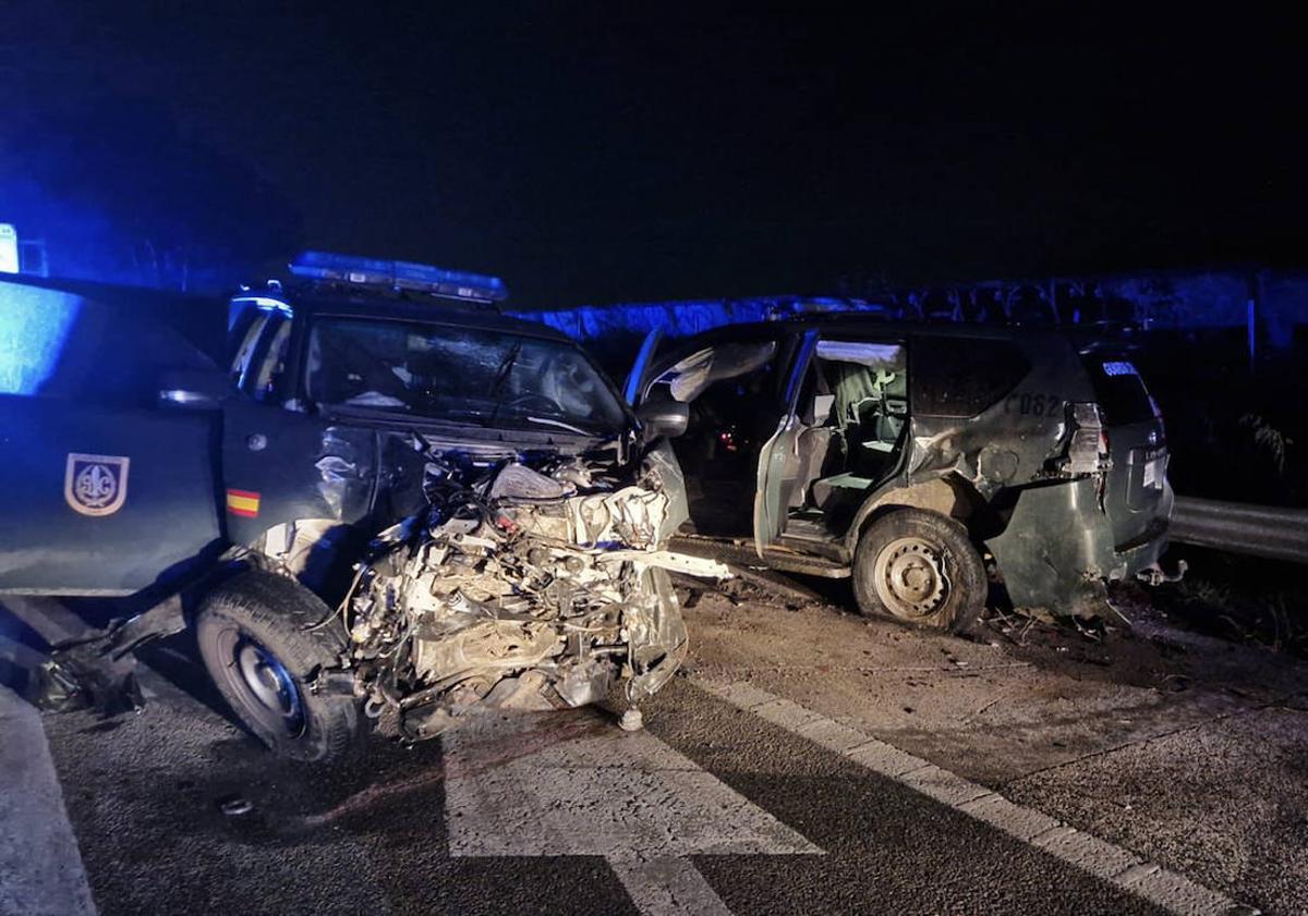 Imagen principal - Seis fallecidos, entre ellos dos guardias civiles, tras saltarse un camión un control en la AP-4 en Sevilla