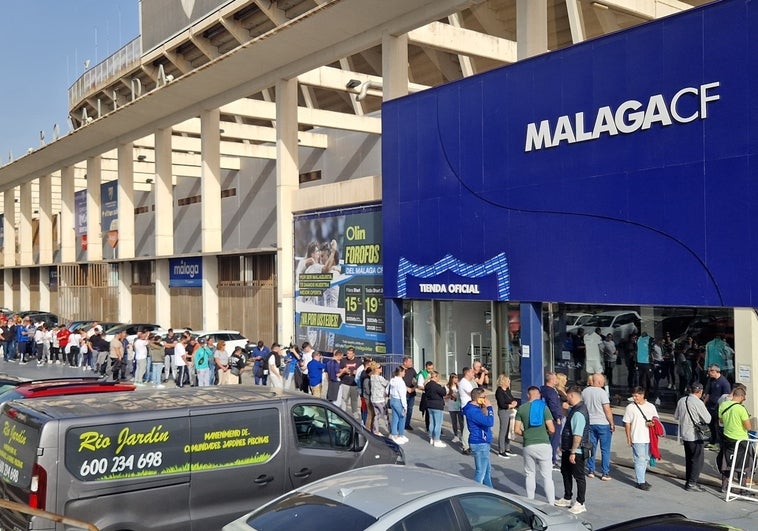 La larga fila de aficionados, en el momento de la apertura de las taquillas a las diez de la mañana.