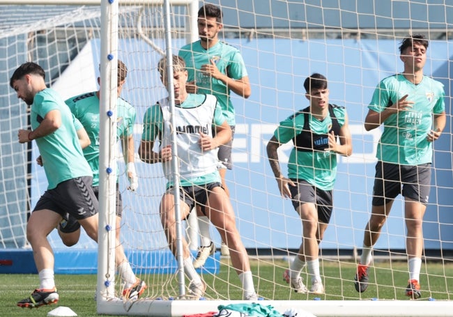 Dani Lorenzo (segundo por la izquierda), con la mano izquierda vendada, junto a otros compañeros en la sesión de entrenamiento de este martes.