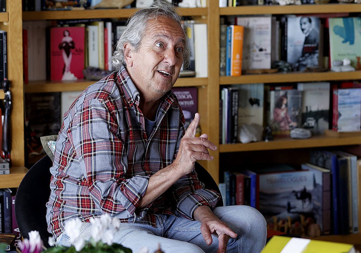 José Antonio Garriga Vela, en el salón de su casa, durante la entrevista, rodeado de libros.