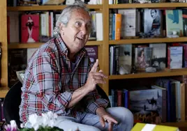 José Antonio Garriga Vela, en el salón de su casa, durante la entrevista, rodeado de libros.