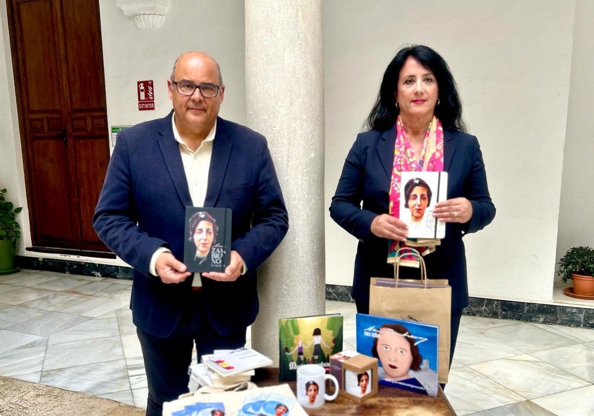 El alcalde veleño, Jesús Lupiáñez, y la concejala de Cultura, Alicia Ramírez, en la presentación, este martes.