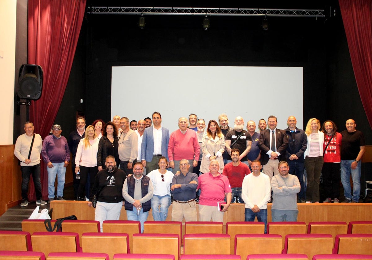 La alcaldesa junto a los empresarios de las playas de Mijas, tras la reunión celebrada este martes.