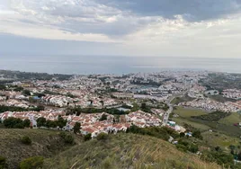 Vista panorámica del casco urbano nerjeño desde la zona de la urbanización Capistrano.