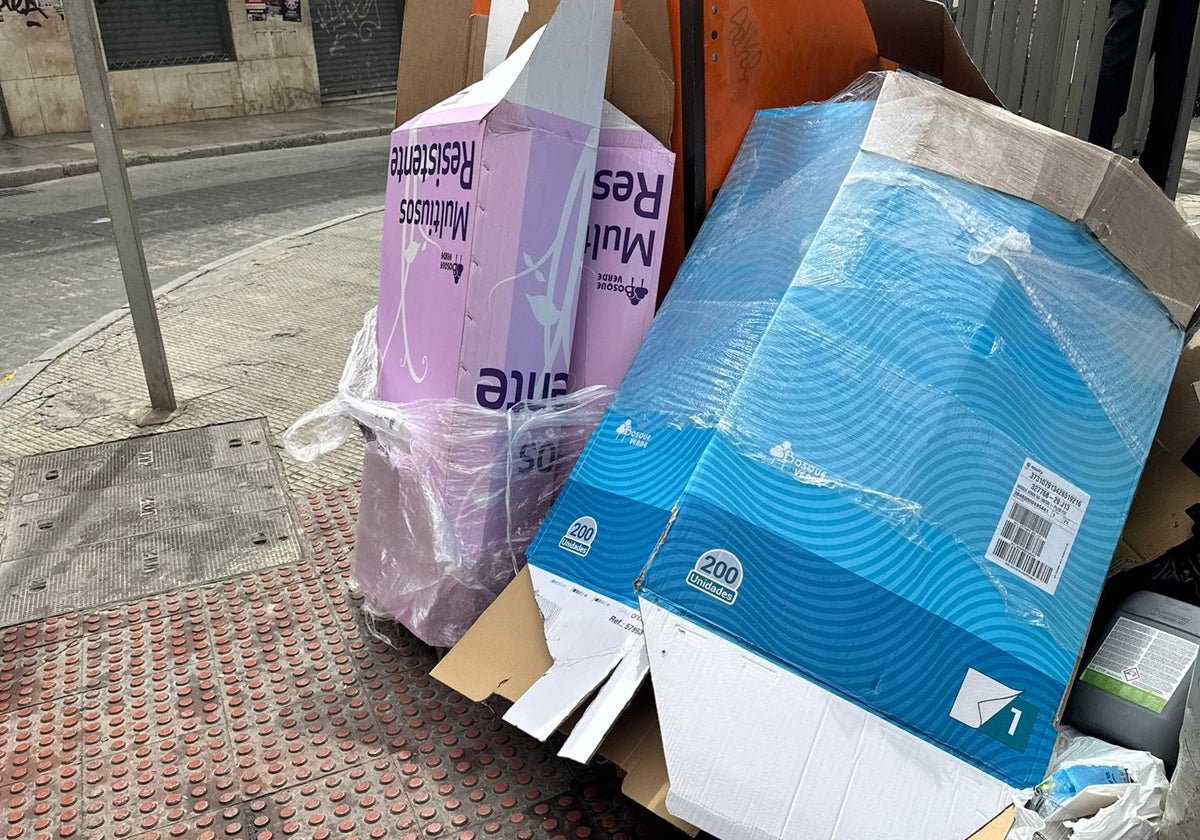 Restos de basura cerca de los contenedores soterrados.