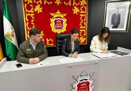 Firma del convenio entre la alcaldesa, en el centro y junto al edil de Turismo, Ángel Martínez; y la presidenta de MEET.