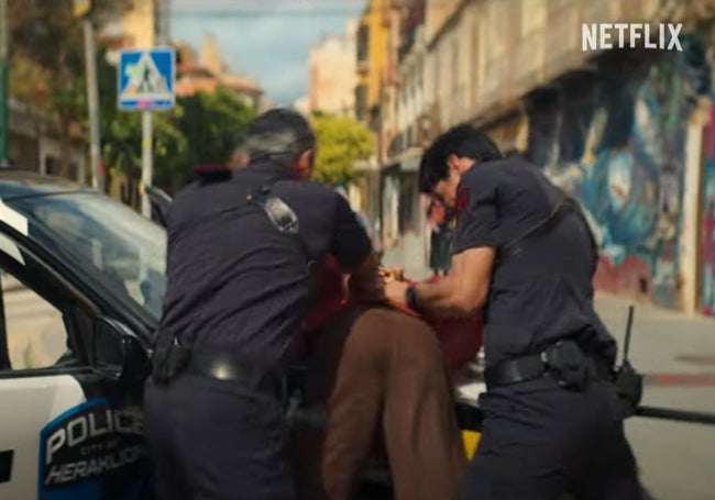 Escena de una detención de la serie 'Kaos' rodada en la calle Lagunillas de la capital.