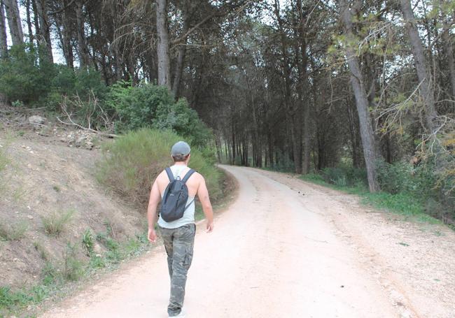 La primera parte del recorrido se hace por carril ancho de tierra