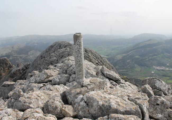 6. Cima del Chamizo, situada a 1640 metros sobre el nivel del mar.