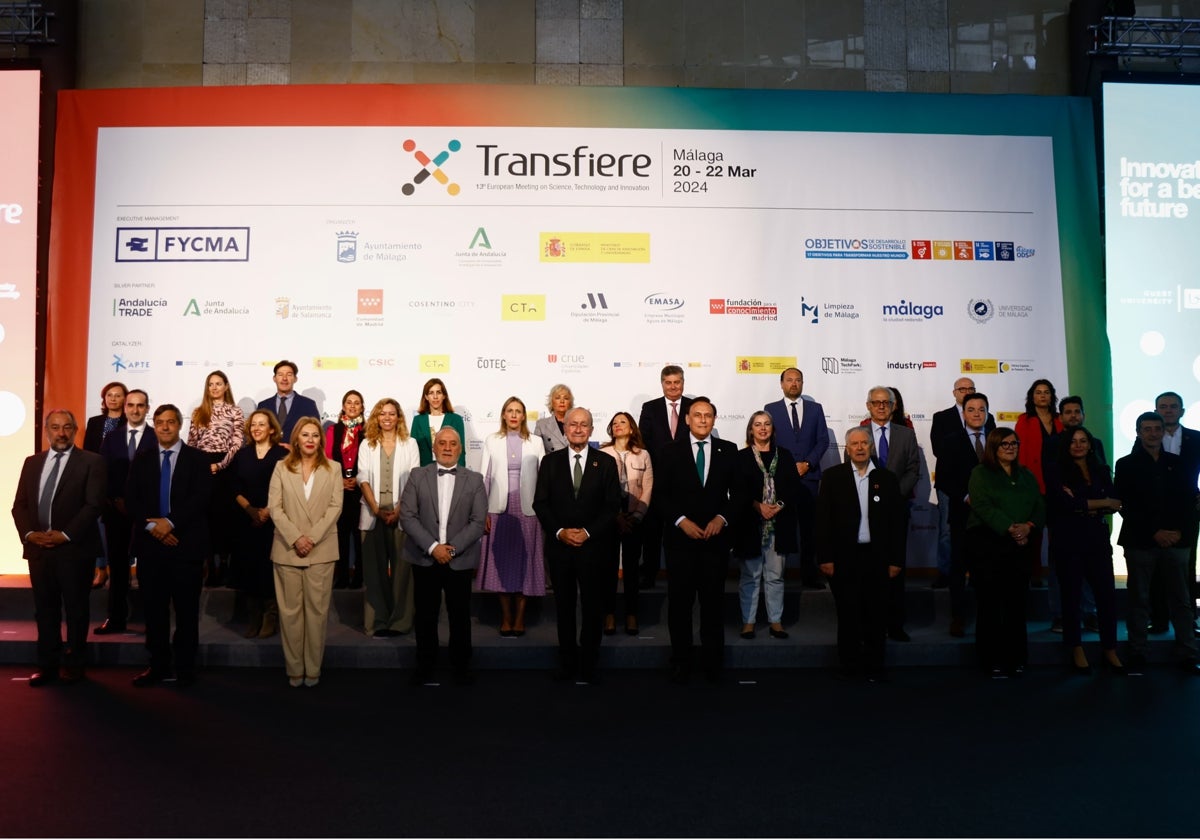 Foto de familia de organizadores y autoridades en la inauguración del foro.