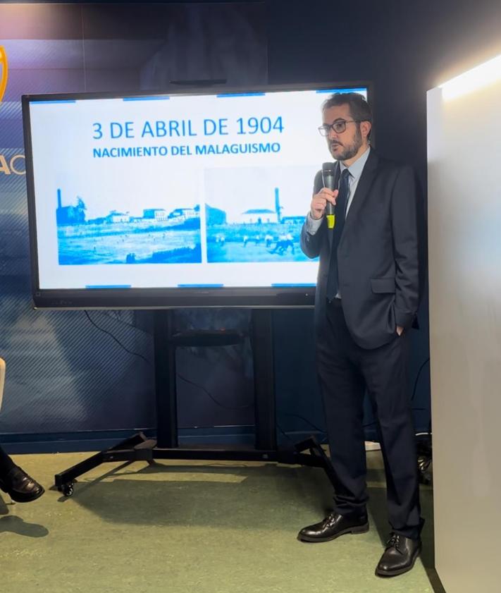 Imagen secundaria 2 - Fotos de la presentación del programa de actividades del 120 aniversario en el museo del Málaga.