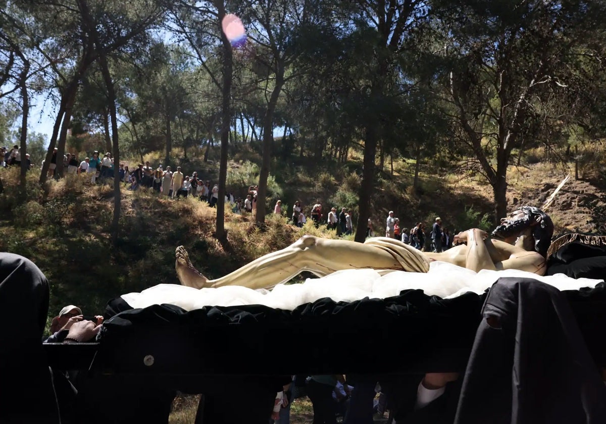 Traslado del Yacente de la Paz y la Unidad desde la ermita del Calvario.