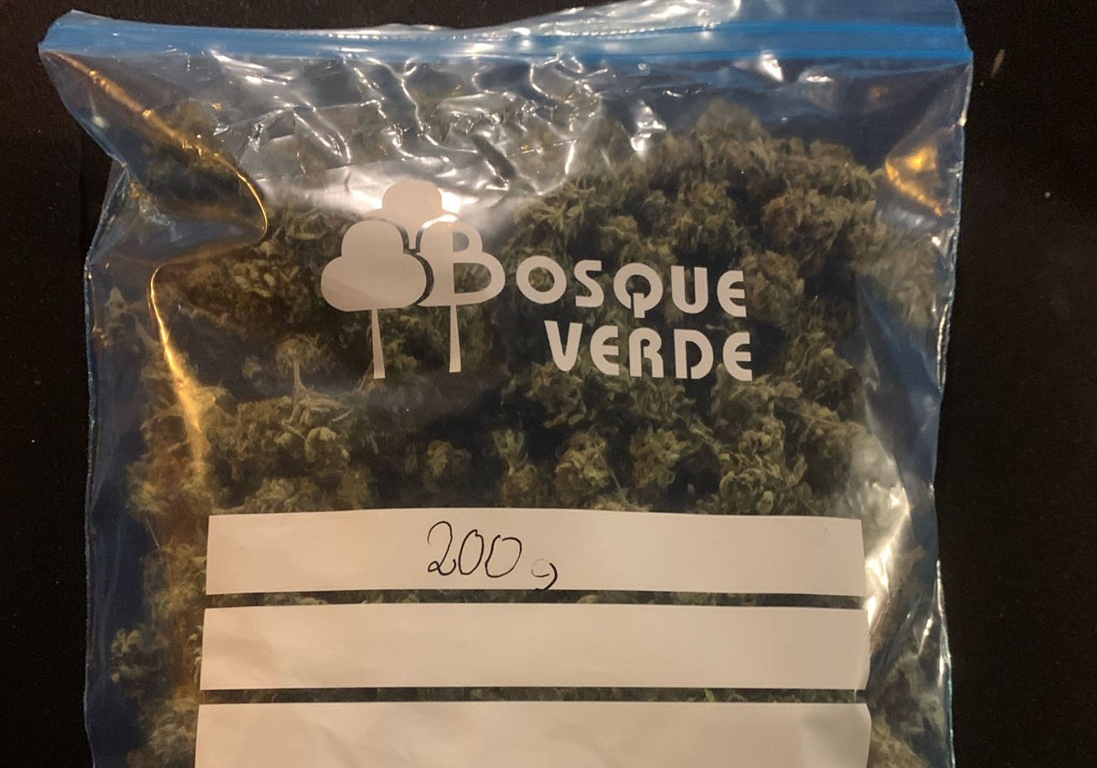 Imagen de una de las bolsas de droga intervenidas por la Policía Local en Vélez-Málaga.