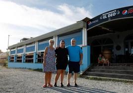 Maite Zaragoza y Miguel Galo, con su hija, delante del restaurante que regentan en Rincón.