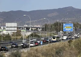 Colas en la carretera MA-20 entre Torremolinos y Málaga.