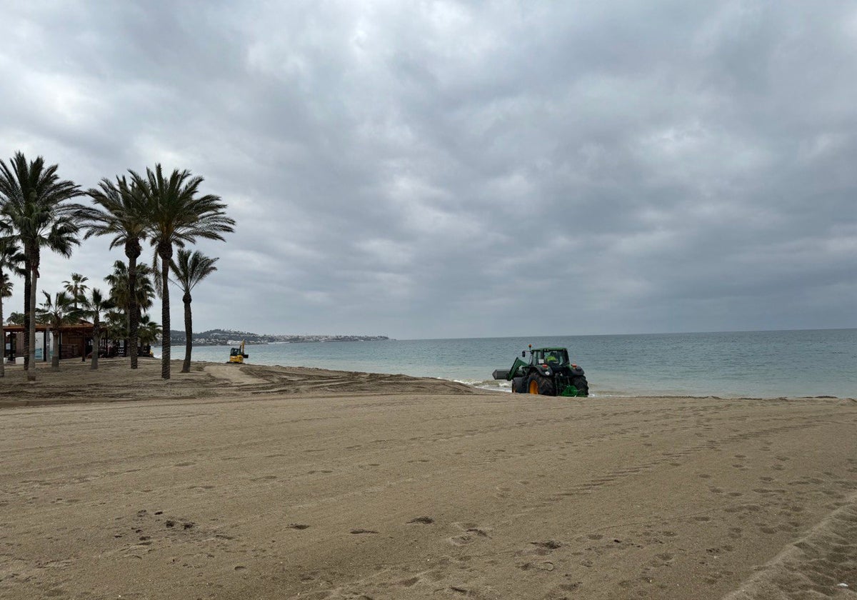 Máquinas trabajando en la playa de El Bombo, en Mijas.