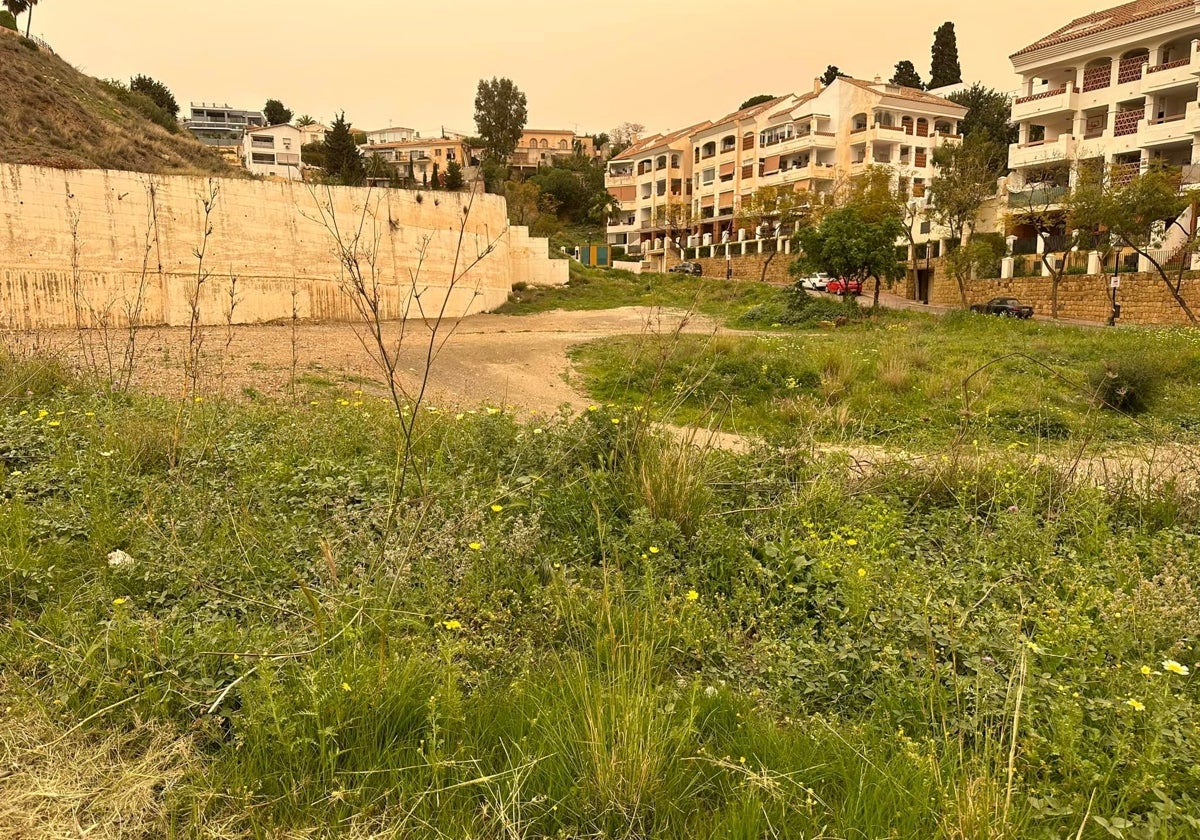 Vista de un solar en el barrio de Los Pacos, en Fuengirola.