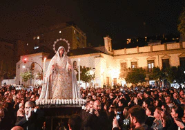 Cientos de personas vieron el traslado del Señor de los Pasos y la Virgen del Rocío.