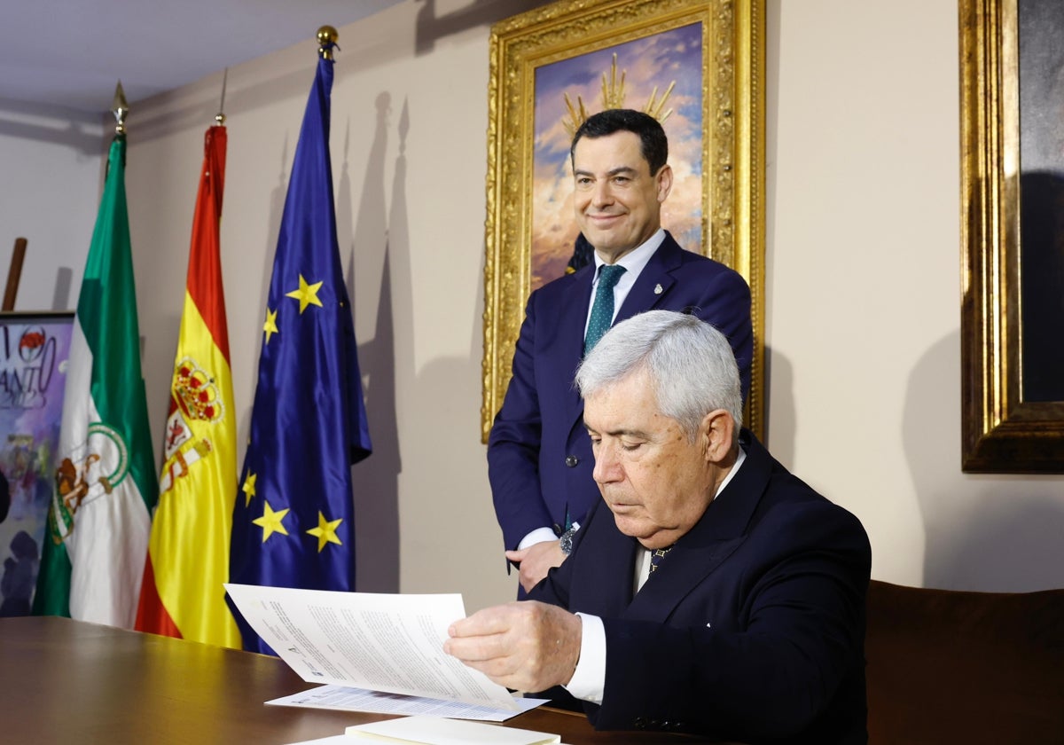 Juanma Moreno y Mario Ortega, este viernes en la casa hermandad del Cautivo.