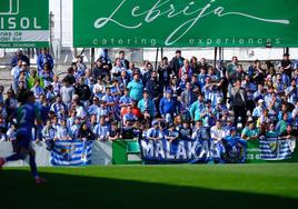 Aficionados del Málaga en el último desplazamiento de Liga al campo del Atlético Sanluqueño, El Palmar.