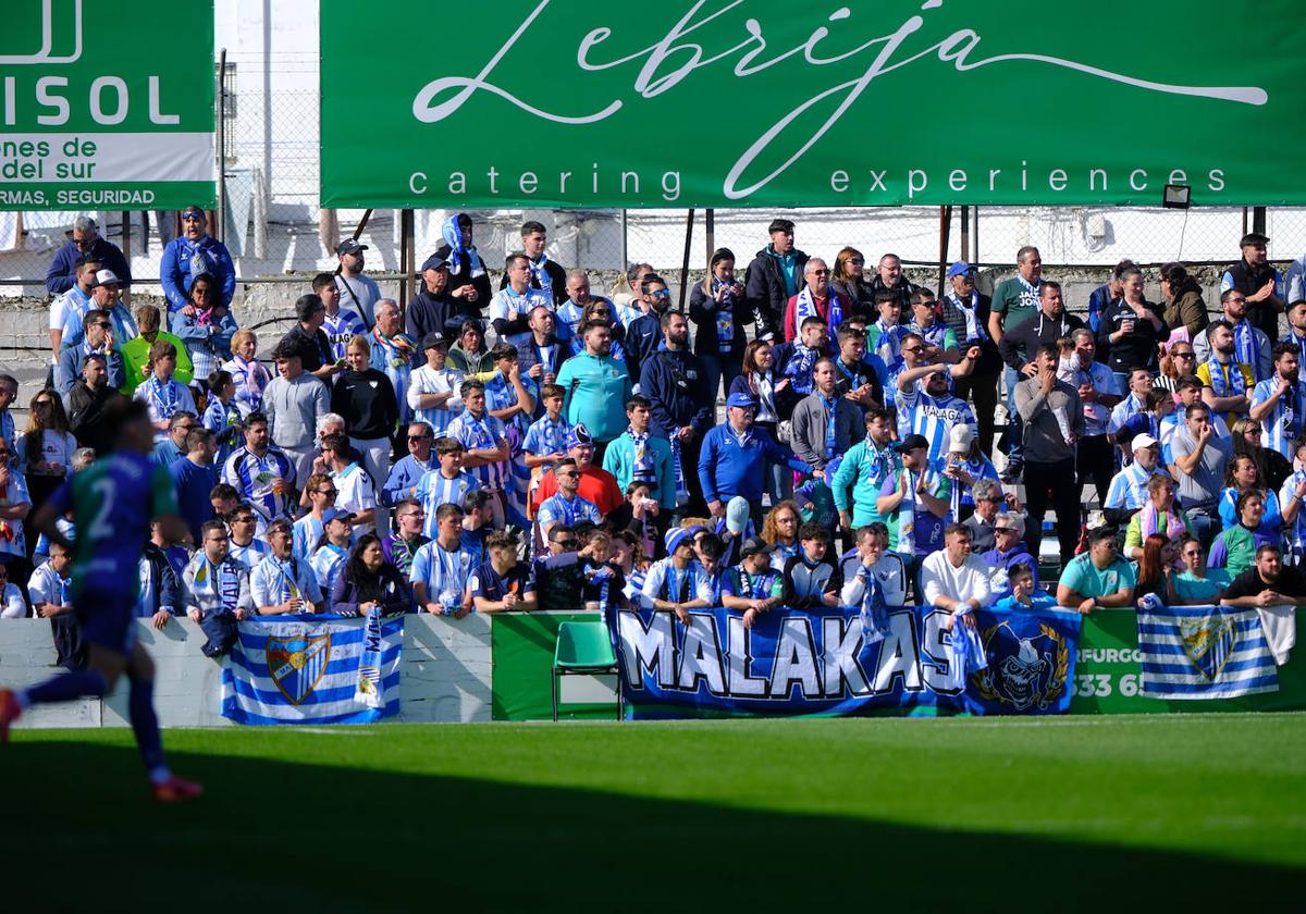 Aficionados del Málaga en el último desplazamiento de Liga al campo del Atlético Sanluqueño, El Palmar.