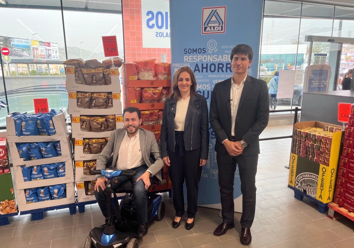 Imagen principal - Arriba, acto de inauguración de la nueva tienda de Nerja; y abajo, dos imágenes del supermercado, este viernes.