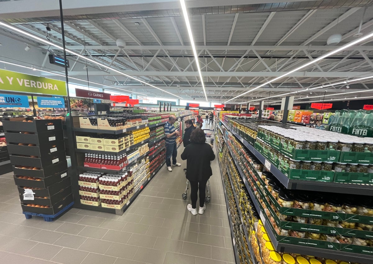 Imagen secundaria 1 - Arriba, acto de inauguración de la nueva tienda de Nerja; y abajo, dos imágenes del supermercado, este viernes.