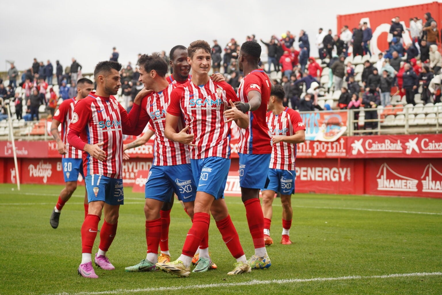 Jugadores del Algeciras celebran un gol esta temporada en su estadio, el Nuevo Mirador.