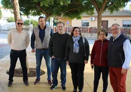 El concejal de Servicios Operativos y el alcalde con vecinos del barrio de El Peñón.