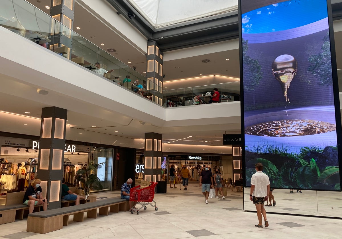 Imagen del interior del centro comercial de Vélez-Málaga.