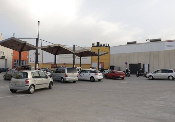 Coches en cola para repostar en una gasolinera 'low cost' del polígono Santa Bárbara de la capital.