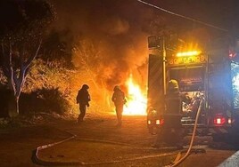 Hallan un cadáver carbonizado con un cuchillo en el pecho en una autocaravana en Mijas