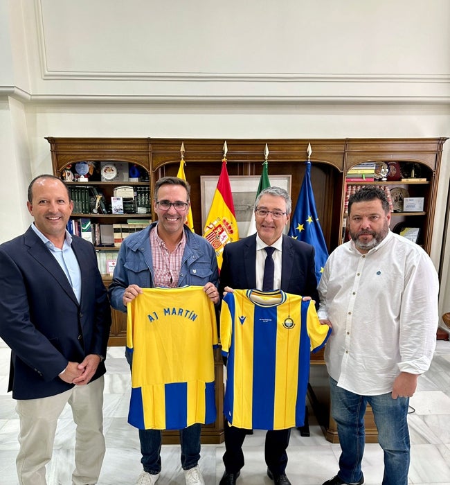 Los directivos del club, junto al concejal de Deportes y el alcalde rinconero.