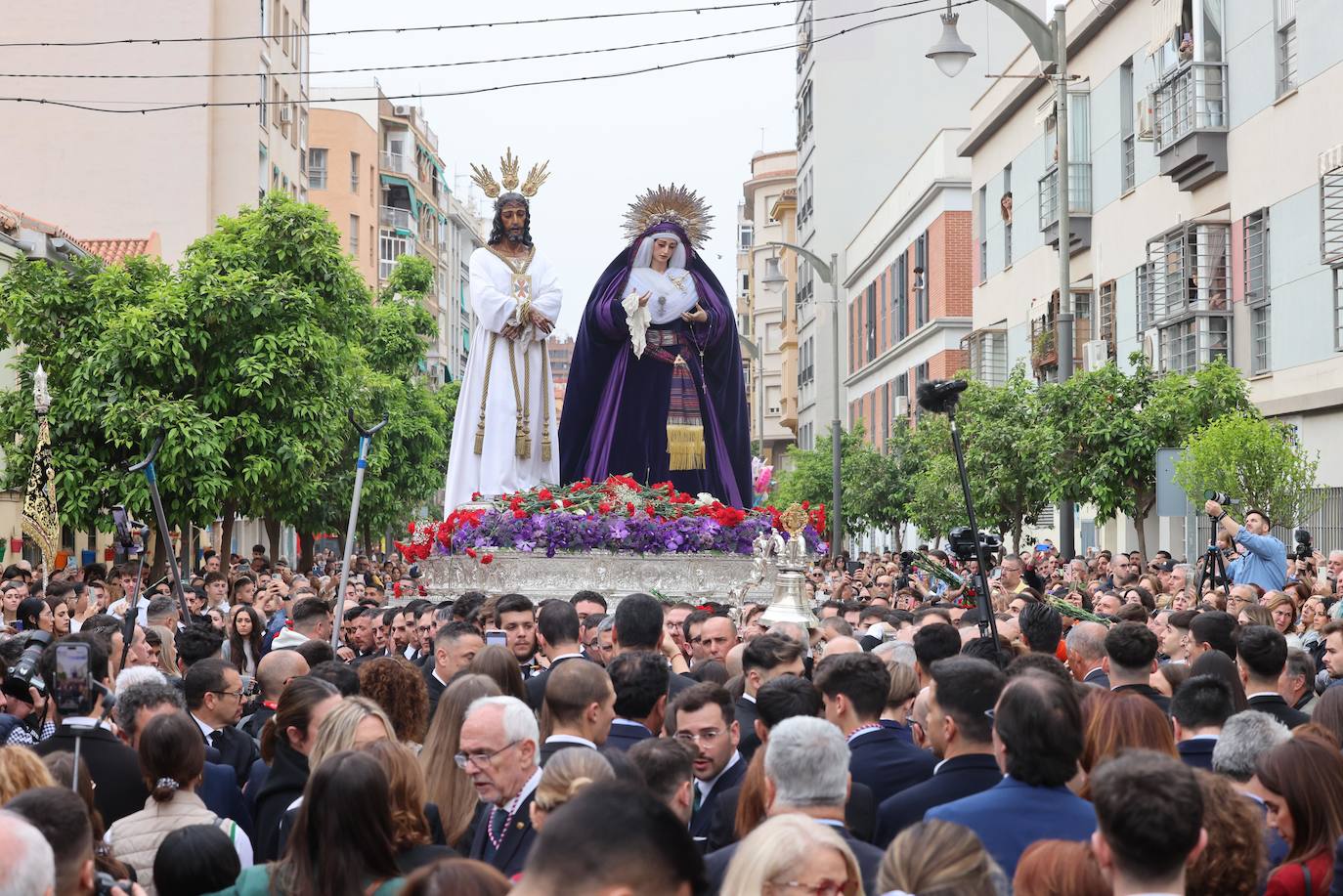 Las mejores fotos de la Misa del Alba y del traslado del Cautivo 2024