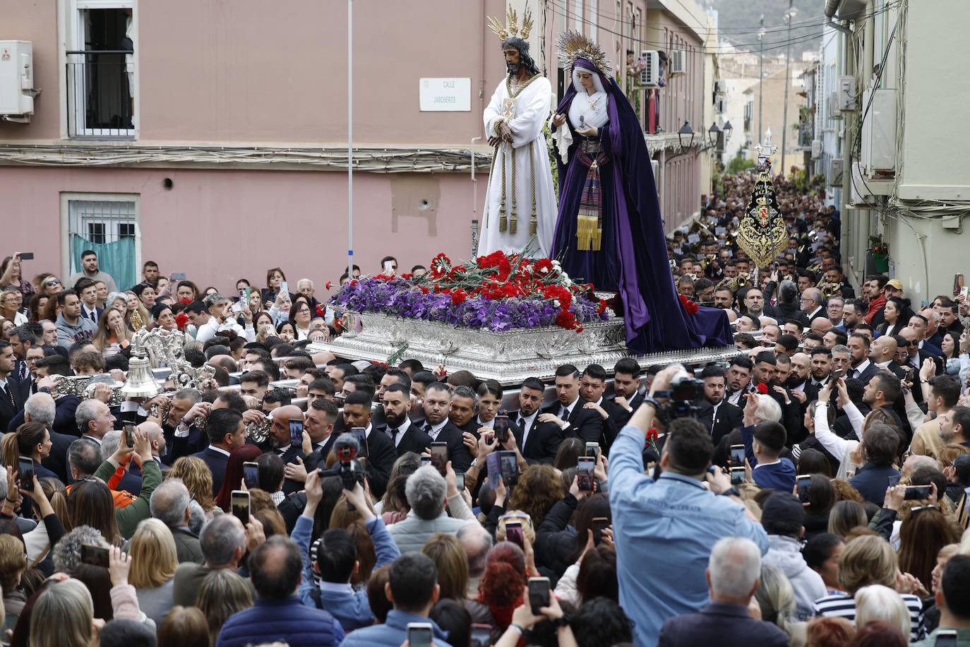 Las mejores fotos de la Misa del Alba y del traslado del Cautivo 2024