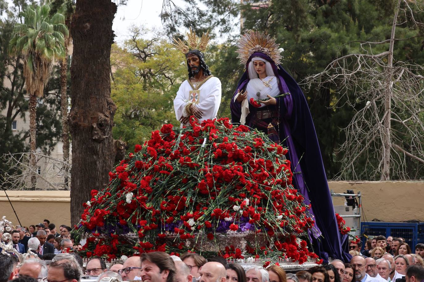 Las mejores fotos de la Misa del Alba y del traslado del Cautivo 2024