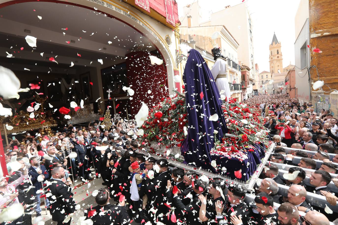 Las mejores fotos de la Misa del Alba y del traslado del Cautivo 2024