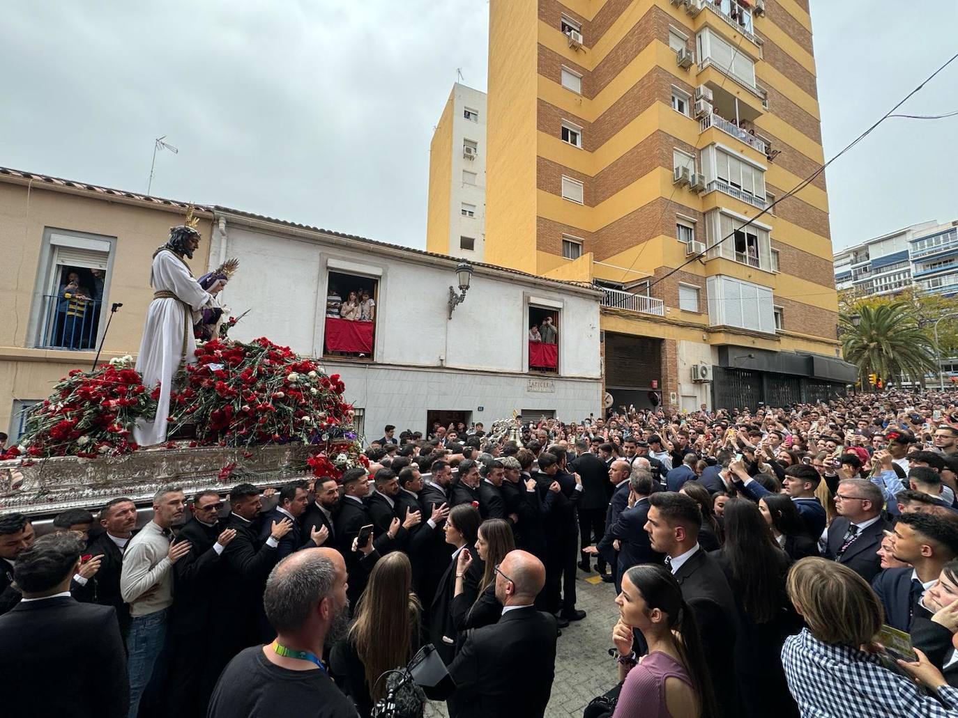 Las mejores fotos de la Misa del Alba y del traslado del Cautivo 2024